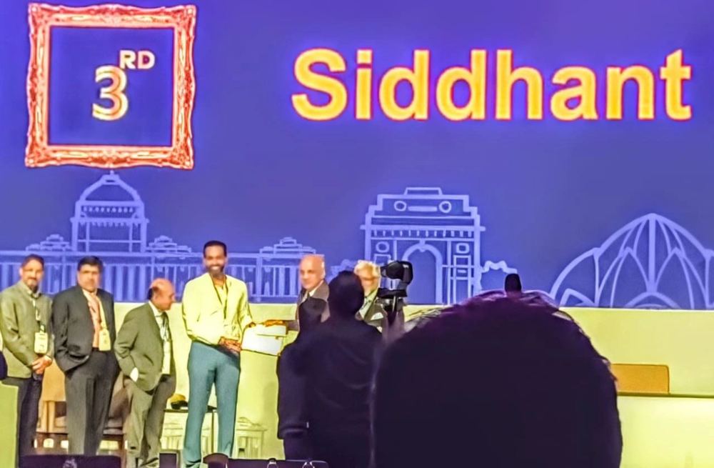 Dr Siddhant N Yadav receiving the CHIP-CTO India Best Complex Case award on stage